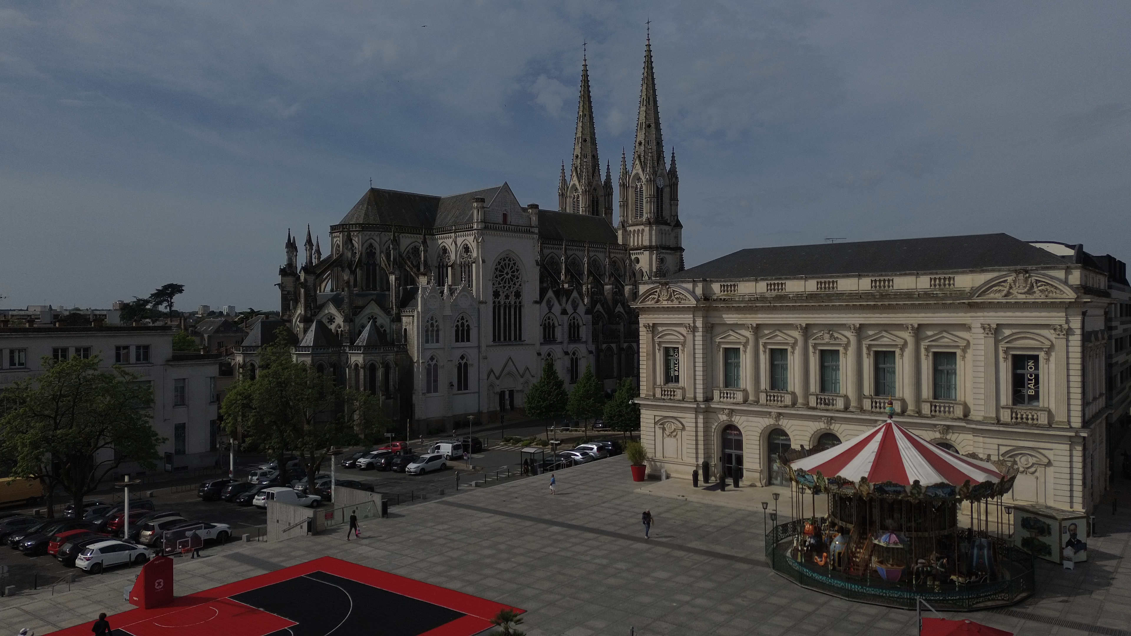 Vue aérienne par drone de la Place Travot à Cholet — réalisation OKO Productions pour un cabinet notarial